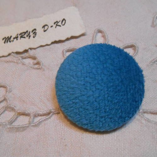 Bouton 32 mm recouvert de tissu d'ameublement velours style suédine bleu 