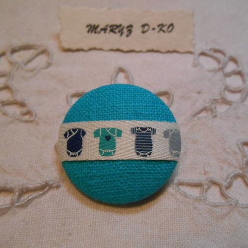 Bouton 32mm recouvert de tissu lin turquoise et ruban layette 