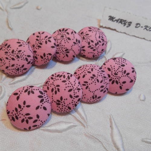 8 boutons tissu 18mm " feuilles " noir fond rose 