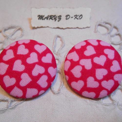 Boutons 32mm tissu coton coeurs rose 