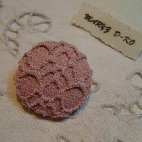 Bouton 32mm recouvert de tissu façon dentelle vieux rose