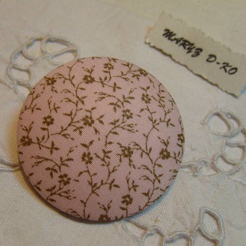 Bouton 50mm recouvert de tissu " fleurs taupe fond rose " 