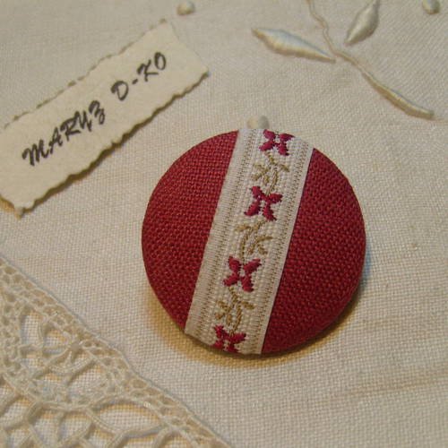 Bouton tissu 32mm lin bordeaux ruban frise fleurs 
