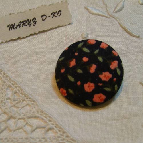 Cabochon bouton tissu  32mm " fleurs orange fond noir "