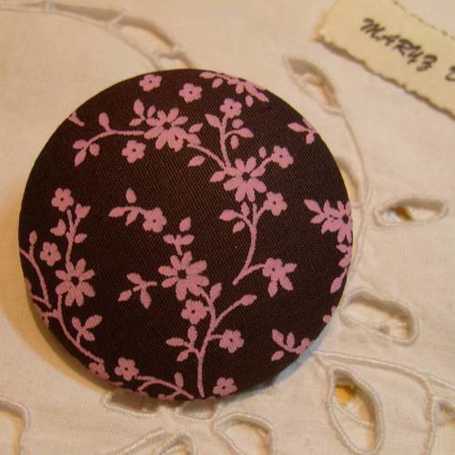 Bouton tissu 50mm  " fleurs rose fond marron " 