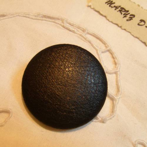 Bouton cuir d'autruche 32mm  " marron foncé " 