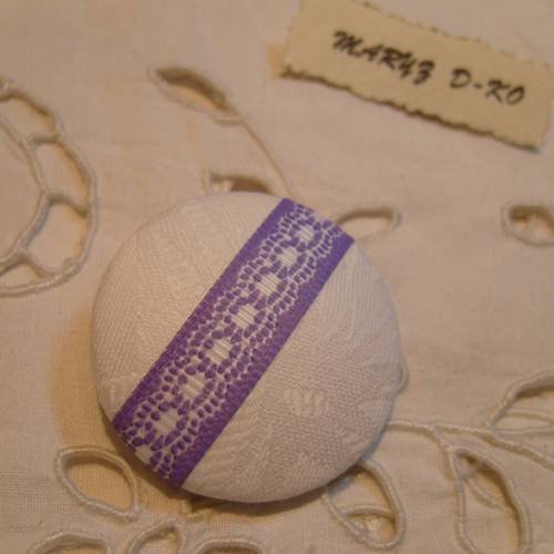 Bouton tissu 36mm "  damassé blanc ruban mauve motif dentelle "