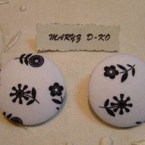 Duo boutons tissu 32mm " fleuris noir fond blanc "