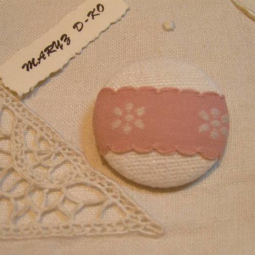 Bouton tissu 32mm " drap ancien et galon rose fleurs "