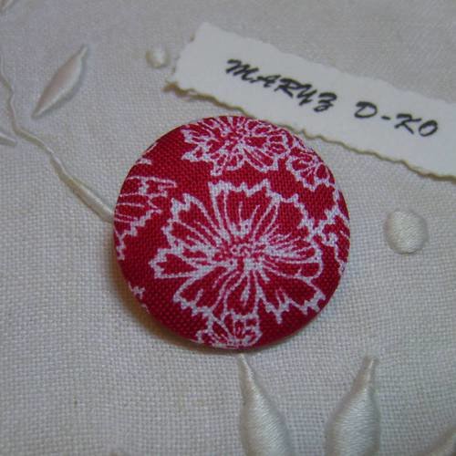 Bouton tissu 28mm " grosses fleurs blanches fond rouge " 