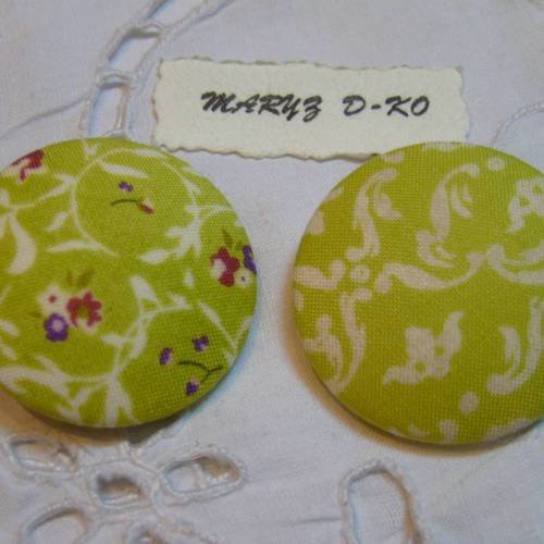 Duo boutons tissu 36mm "fleurs et arabesque fond vert "