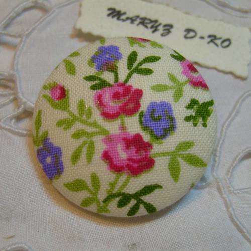  gros bouton tissu 36mm " fleurs bleu et rose fond ecru "