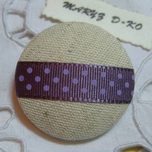Gros bouton tissu épais 36mm" ecru ruban violet pois mauve "