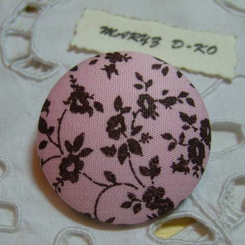  gros bouton tissu rétro 36mm " fleurs marron fond rose "