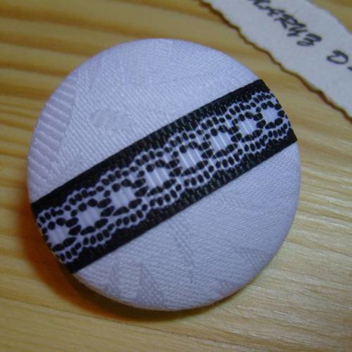 Gros bouton tissu damassé 36mm" blanc ruban impression dentelle noire
