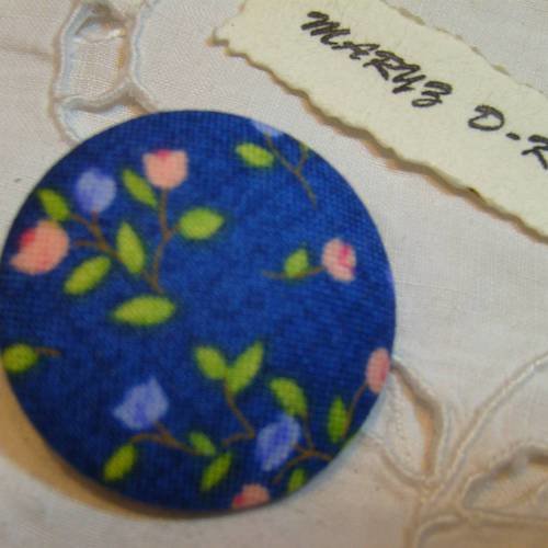 Bouton tissu 32mm " petites fleurs rose et bleu "