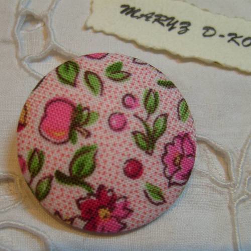 Bouton tissu 32mm " fleurs et fruits fond rose à pois "