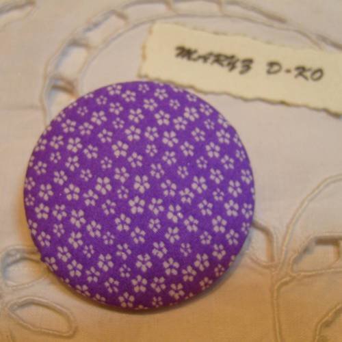Gros bouton tissu 40mm " fleuri blanc fond violet "