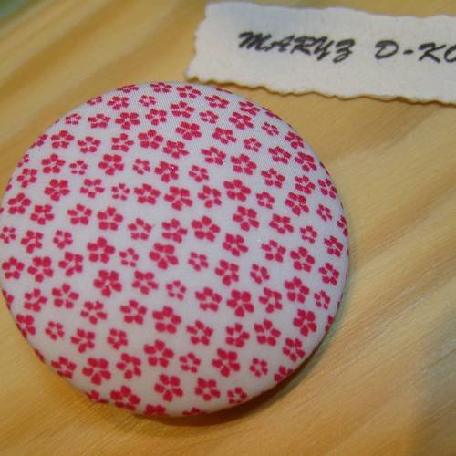 Gros bouton tissu 40mm " fleuri blanc fond rouge "