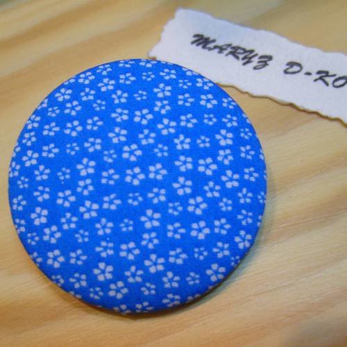 Gros bouton tissu 40mm " fleuri blanc fond bleu "