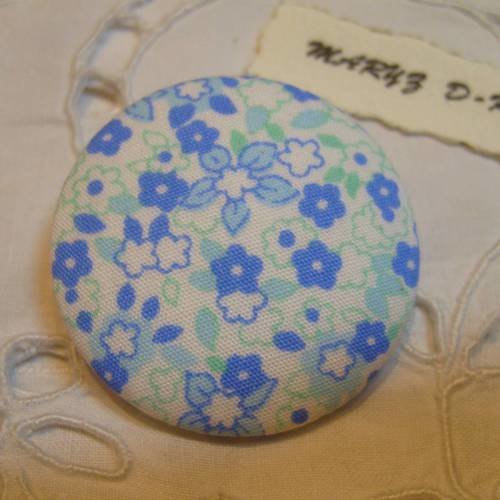 Gros bouton rétro tissu 40mm " fleuri bleu fond blanc "
