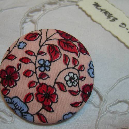Gros bouton tissu  40mm " fleuri mélange fond rose "