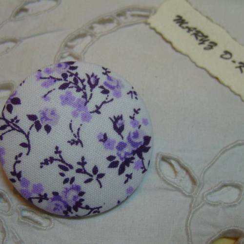 Gros bouton  tissu  40mm " petites fleurs violettes fond blanc "