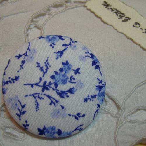 Gros bouton  tissu  40mm " petites fleurs bleues fond blanc "