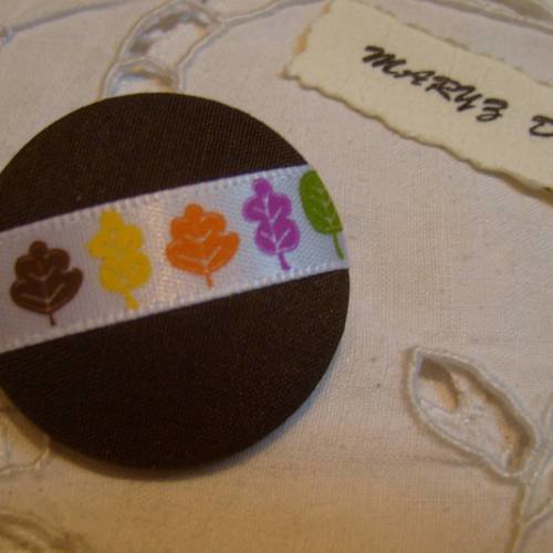 Bouton tissu  32mm " galon rose-automne feuilles-fond marron "