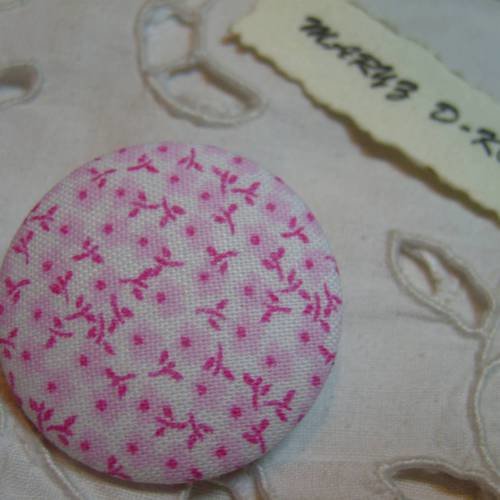 Gros bouton tissu 32mm " fleurs miniatures rose/rouge fond blanc "