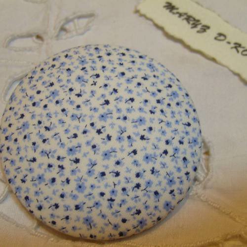 Gros bouton  tissu  50mm " fleurs miniatures bleu ciel fond blanc "