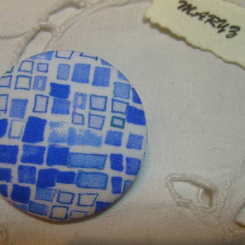 Bouton tissu 32mm " rectangles et carrés bleu fond blanc "