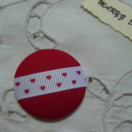 Bouton tissu ,fond plat ,32mm " coeurs rouge saint valentin "