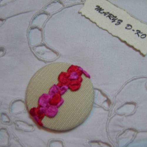 Cabochon tissu épais 32mm "ecru galon fleurs rose/rouge" 