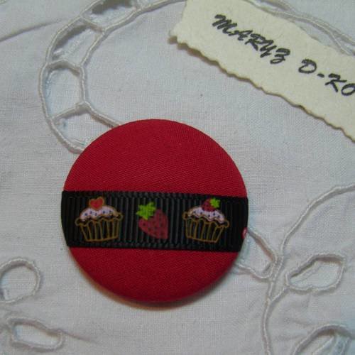 Gros bouton tissu, fond plat ,32mm" rouge ,ruban cup cakes et fraise "