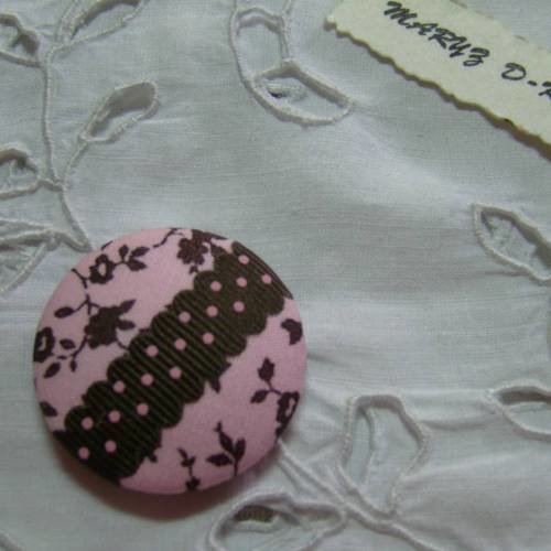 Gros bouton tissu, fond plat ,32mm " rétro fleuri rose et marron "