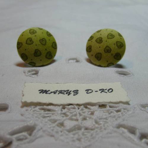 2 pin's  boutons recouverts de tissu "coeurs" 22mm 