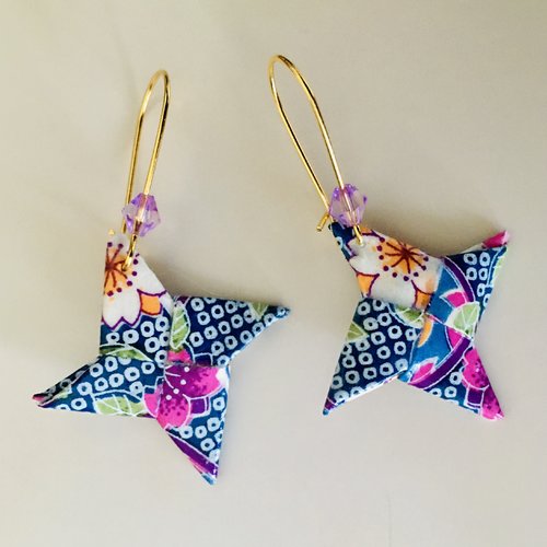 Petites boucles d'oreilles origami étoiles shuriken rose fleurie