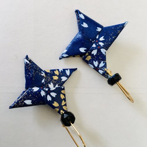 Petites boucles d'oreilles origami étoiles shuriken bleu  et blanches fleuries