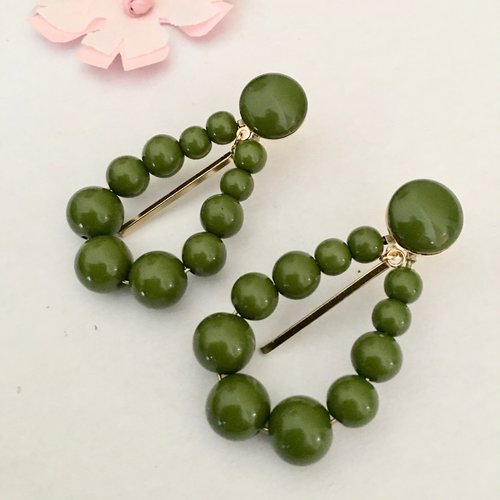 Créoles fantaisies avec des perles résines verte olive