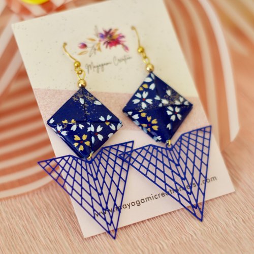 Boucles d’oreilles fantaisies avec des carrés origamis bleus