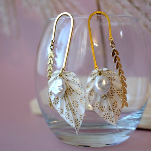 Boucles d'oreilles dorées plumes et perles d'eau douce avec une feuille origami blanche