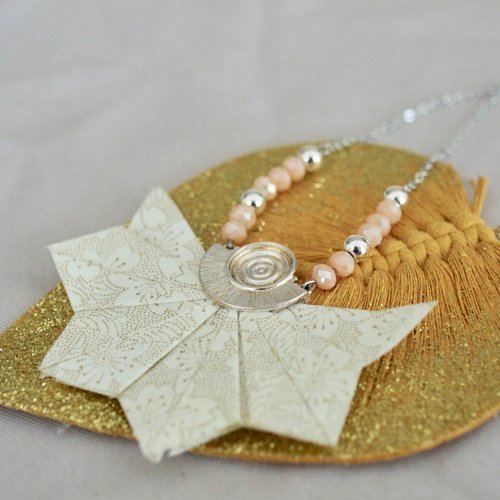 Collier éventail origami or, beige et blanc avec des perles en cristal autrichien à facettes couleur pêche nacrée