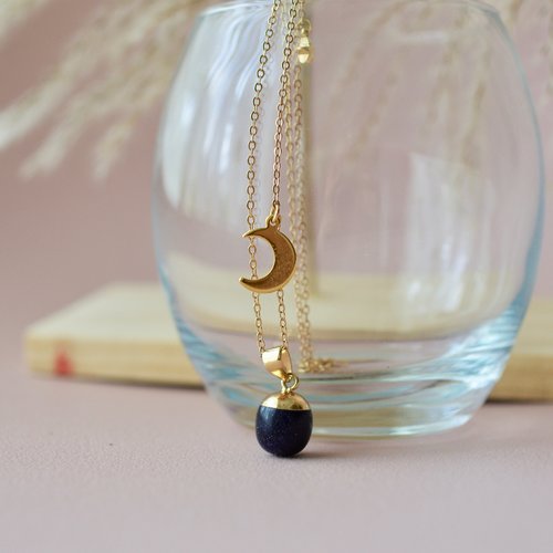 Collier avec pendentif goutte goldstone bleu foncé doré et une lune avec une étoile