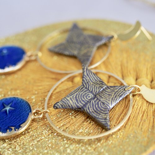 Boucles d'oreilles fantaisies en étoile origami avec du papier bleu nuit et or et des médaillon de lune