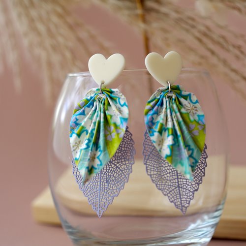 Boucles d'oreilles feuilles origami avec du papier washi bleu vert blanc, et des puces en forme de coeur