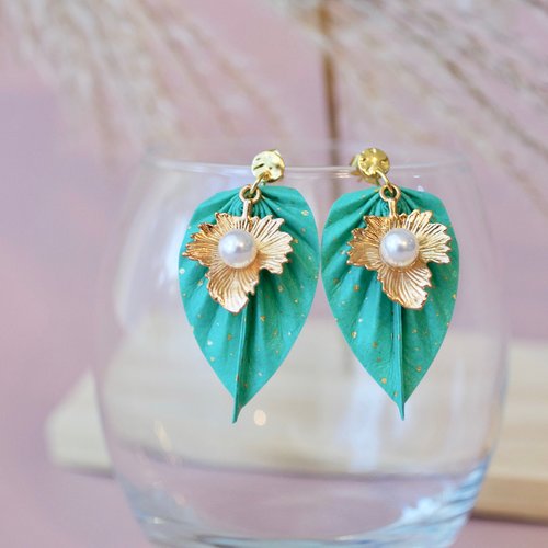 Boucles d'oreilles feuilles origami vert clair et or avec des feuilles dorées avec une perle