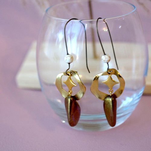 Boucles fantaisie avec perles de céramiques et médaillons en acier doré