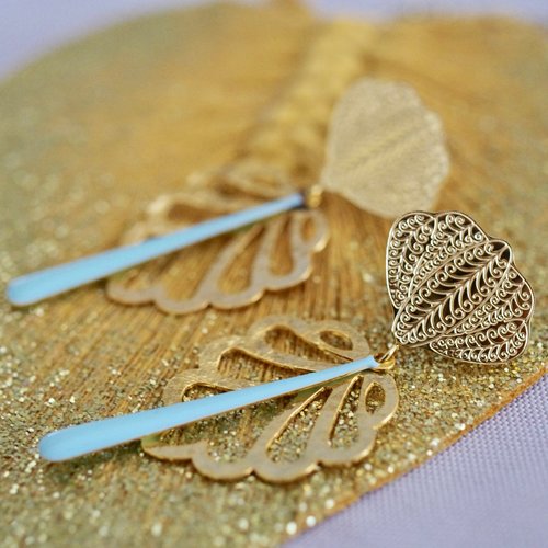 Clous d'oreilles papillon avec des pendentif feuilles et tige bleue claire