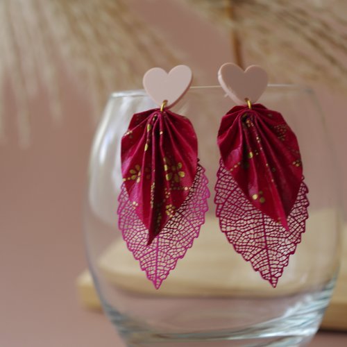 Boucles d'oreilles feuilles origami avec du papier washi rose rouge, et des puces en forme de coeur